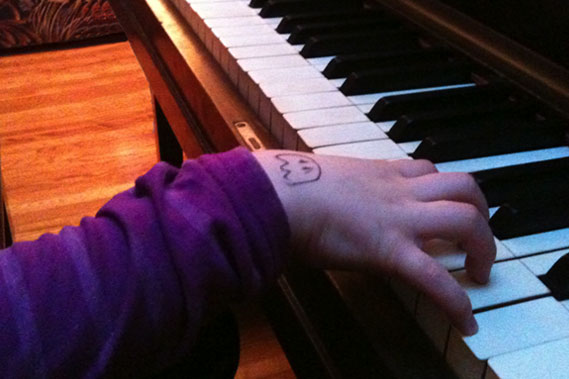beautiful hand position at the piano